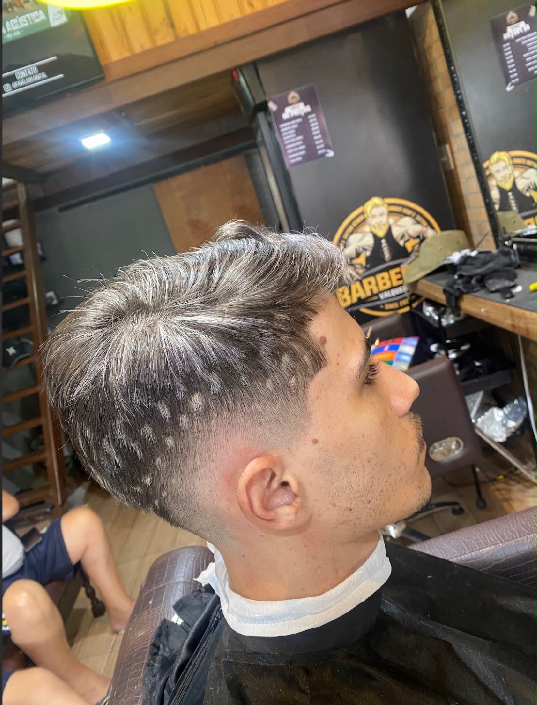 Corte masculino com reflexos claros e degradê